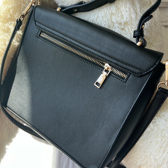 Black purse with gold chain - Picture 2 of 3